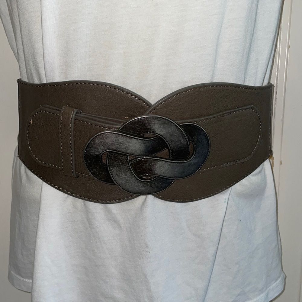 Gray/taupe wide elastic & polyurethane belt with pewter silver buckle